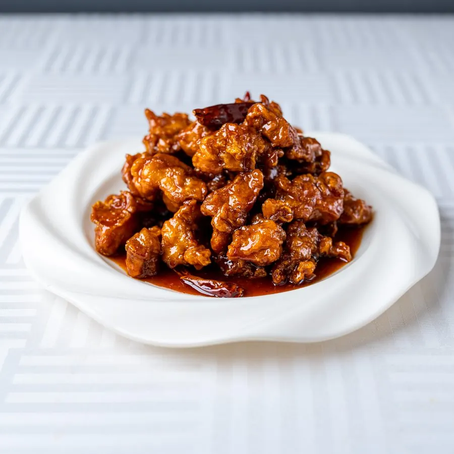 Poulet Général Tao croustillant, sauce laquée et graines de sésame