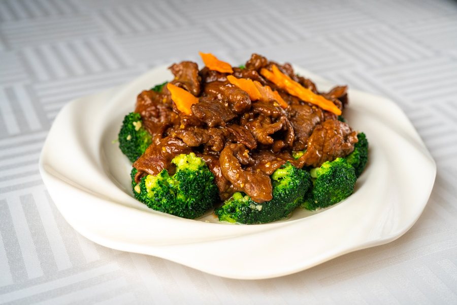 Bœuf sauté au wok avec brocoli et carottes, sauce brune