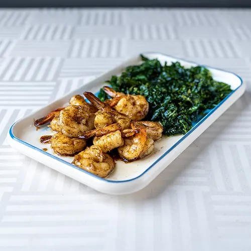 Crevettes sauce poivres, épinards croustillants, fruits de mer