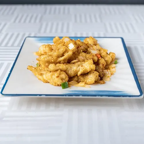 Calmars frits au sel et poivre, piments et oignons verts