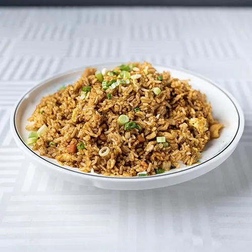 Riz frit au poulet, œuf et oignons verts