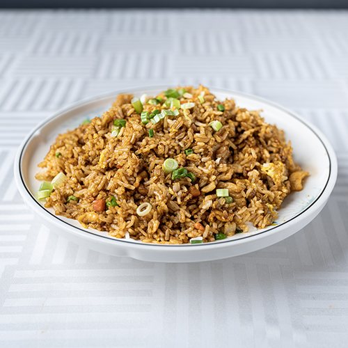 Riz frit au poulet, œuf et oignons verts