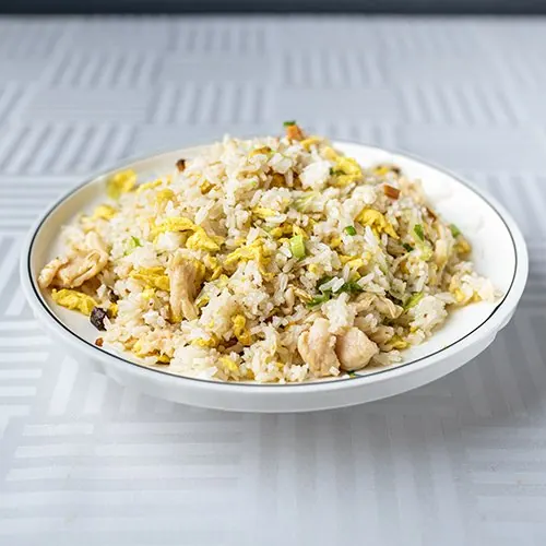 Riz frit poulet et poisson salé, nouilles et riz sautés