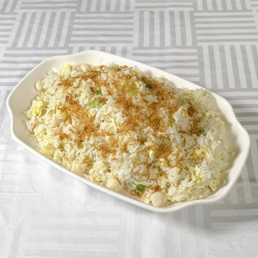 Riz frit aux pétoncles séchés, nouilles et riz sautés