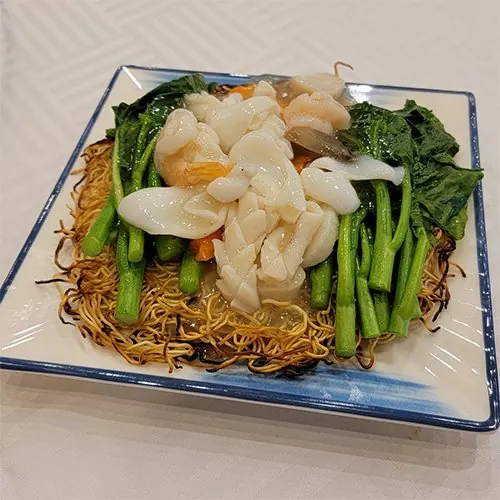 Nouilles croustillantes aux fruits de mer, cuisine cantonaise