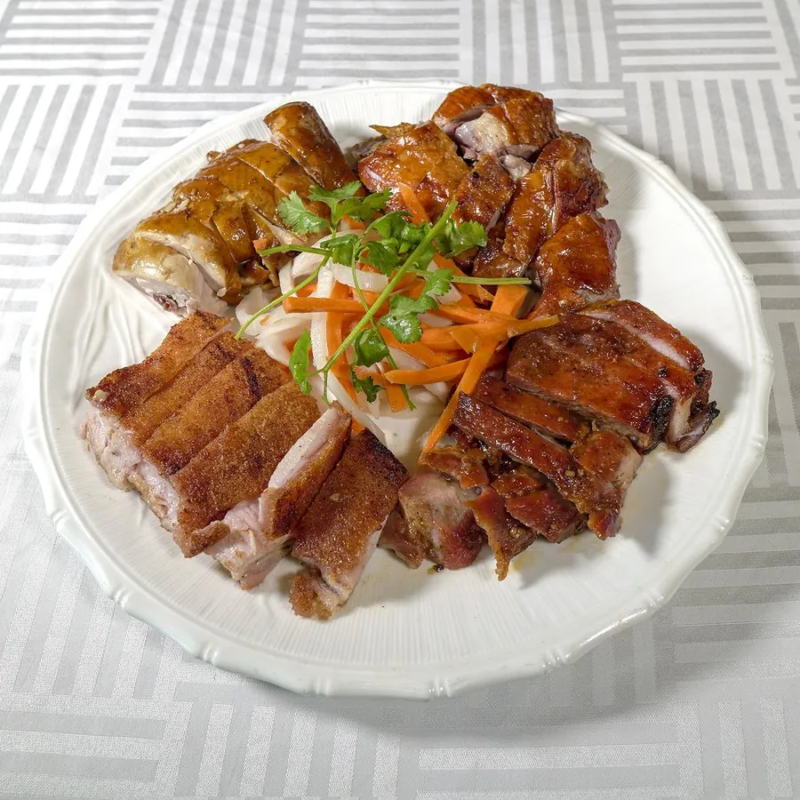 Plateau de rôtisserie assorti — canard rôti, char siu et porc croustillant
