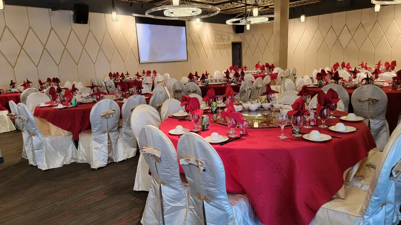 Grande salle de banquet de Brossard dressée pour une réception, jusqu’à 350 invités