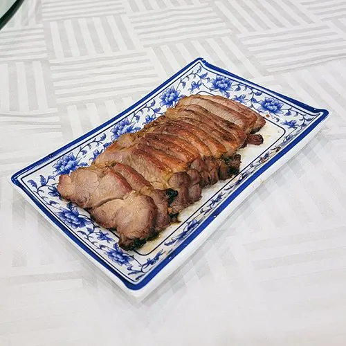Char siu laqué au miel, tranché et dressé sur assiette