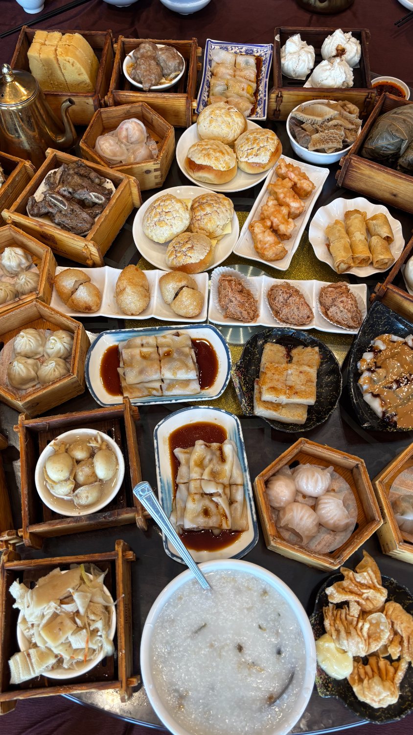 Assortiment de dim sum frits et vapeur servis dans des paniers de bois