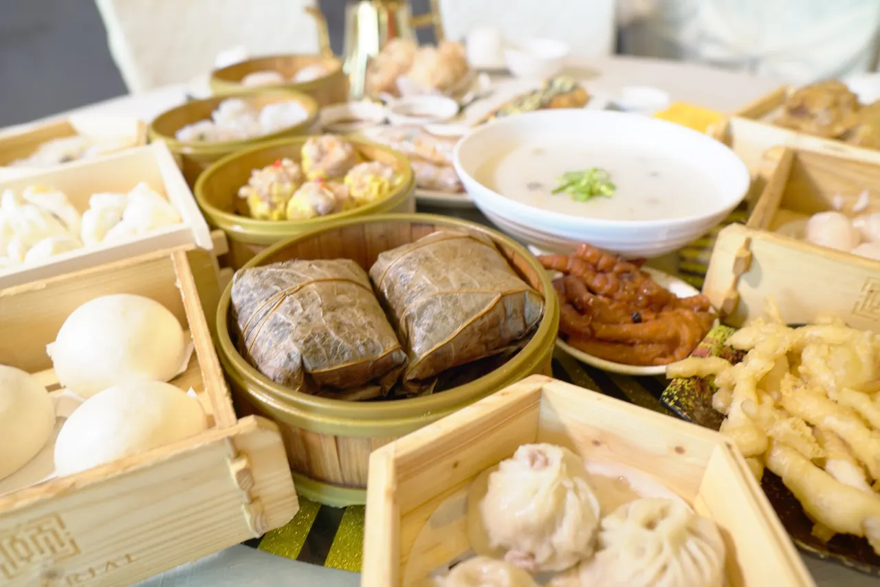 Paniers de bambou ouverts : riz collant en feuille de lotus, brioches vapeur et siu mai