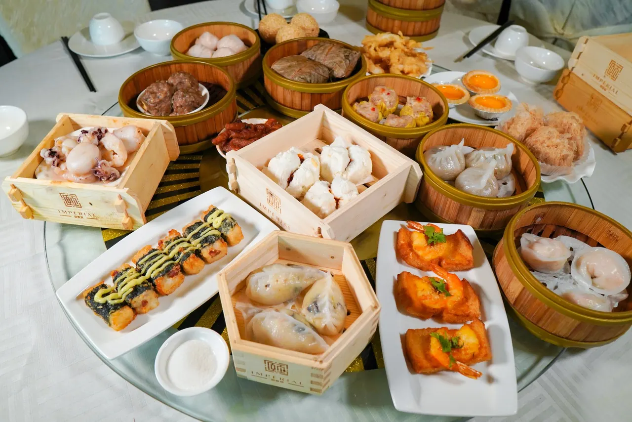Table de dim sum dressée — paniers de bambou, raviolis et tartes au flan